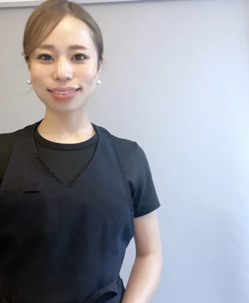 Professional esthetician at a private beauty salon in Osaka